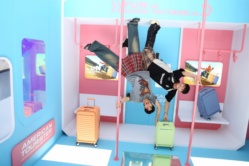 人氣男團UNUS現身體驗，超可愛、超好拍的Amerian Tourister翻玩世界！