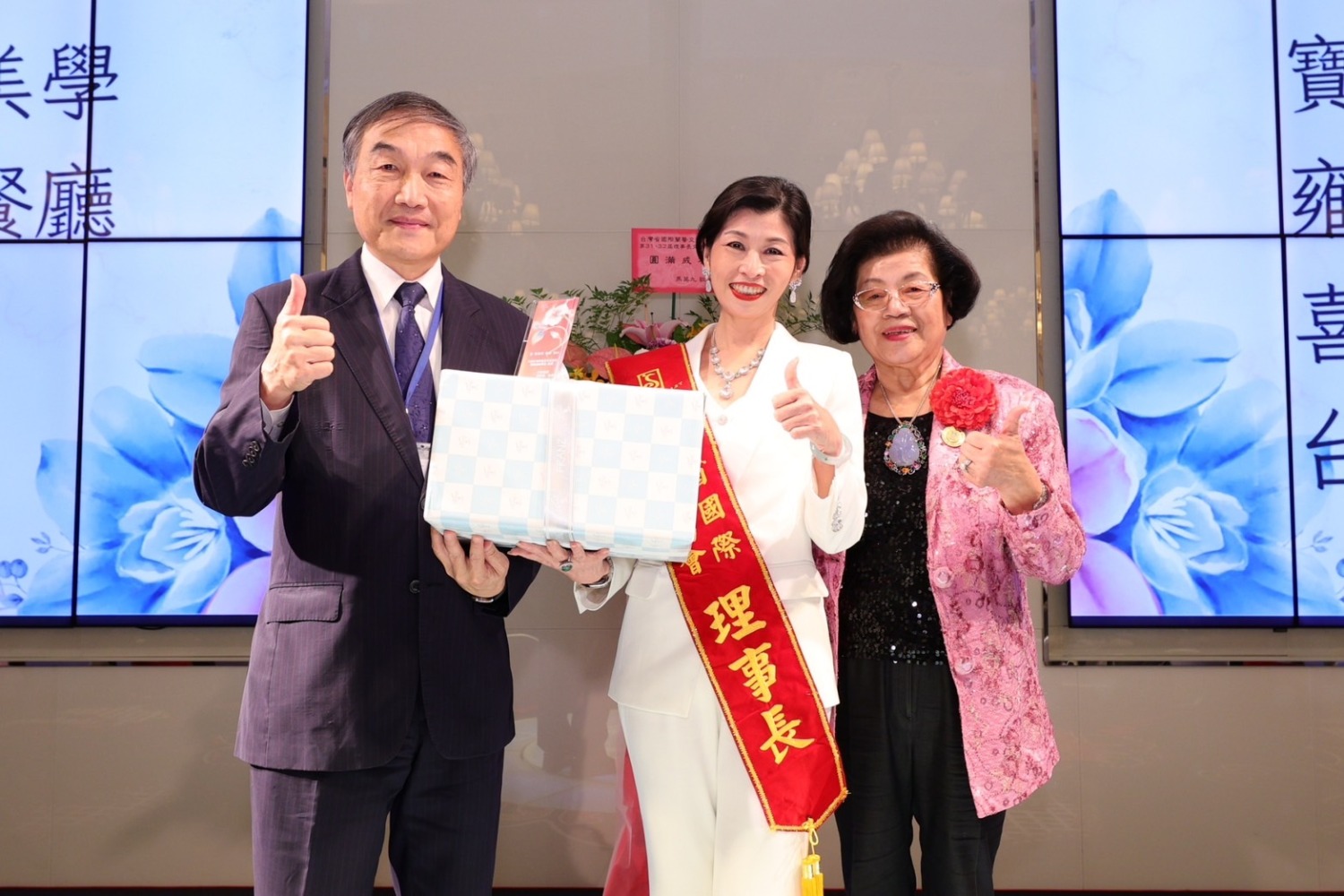 蔡佳欣接任台灣省國際蘭馨交流協會理事長後,與創會總監蔡鈴蘭等人合影。(記者張欽翻攝)