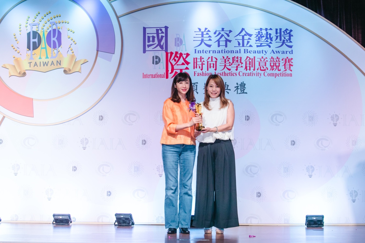 業者榮獲國際美時尚美學創意競賽—美容金藝師鐸獎。 (圖 /「黃靜怡」提供)