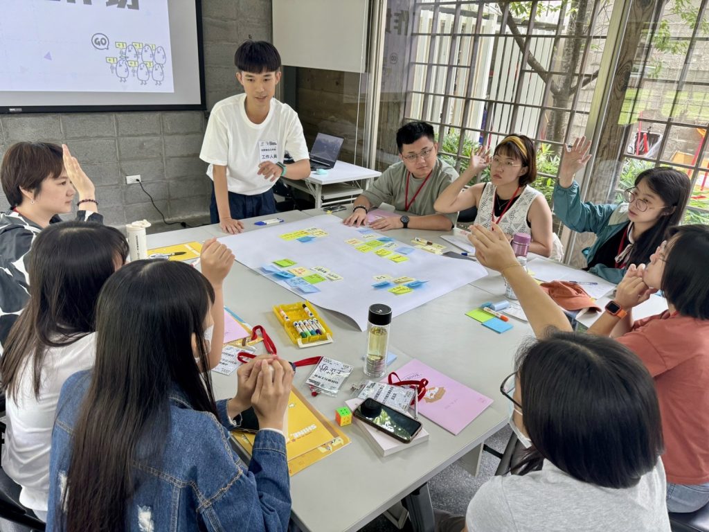 桌長引導以審議式民主精神展開分組對話。(圖/記者林照東翻攝)