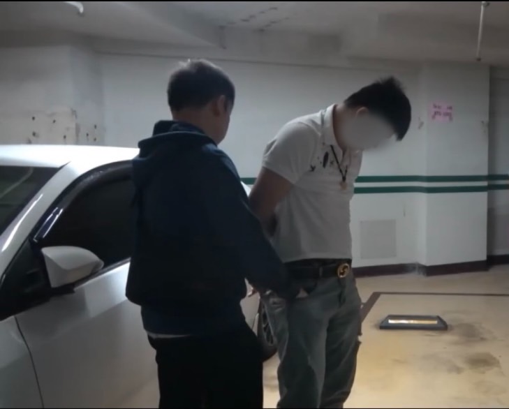 警方逮捕銀樓負責人蔡姓犯嫌。(記者徐煜勝翻攝)