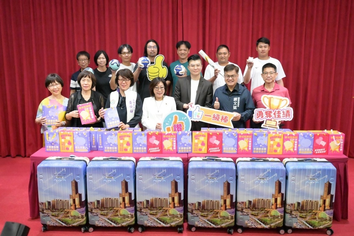漾新聞|議長康裕成媒合 郡都集團贈三校選手出國比賽行李箱 笑稱:「有這咖一定拿冠軍」