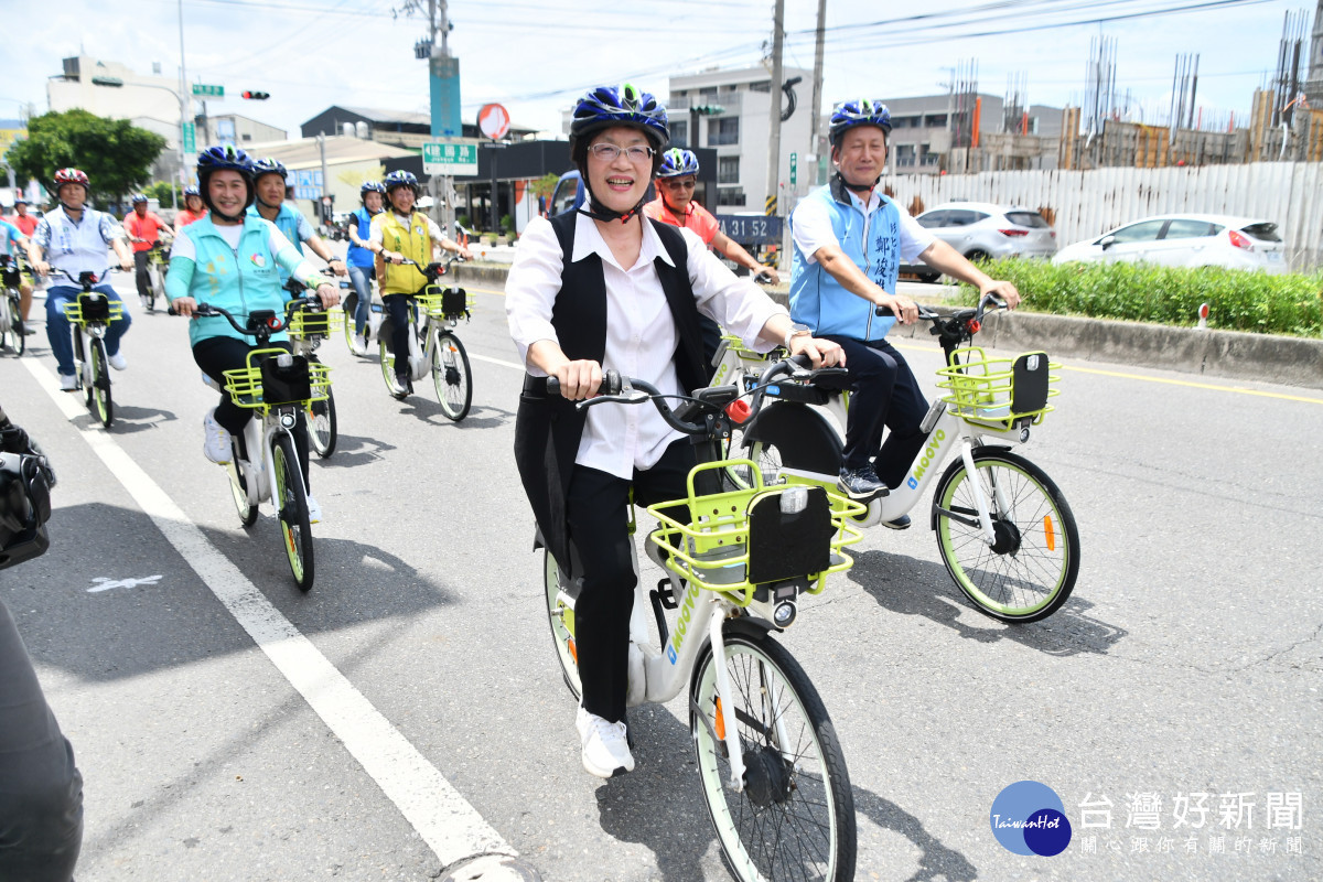 彰化田中鎮正式啟用MOOVO公共自行車,縣長王惠美騎著MOOVO悠遊市區。圖/記者鄧富珍攝