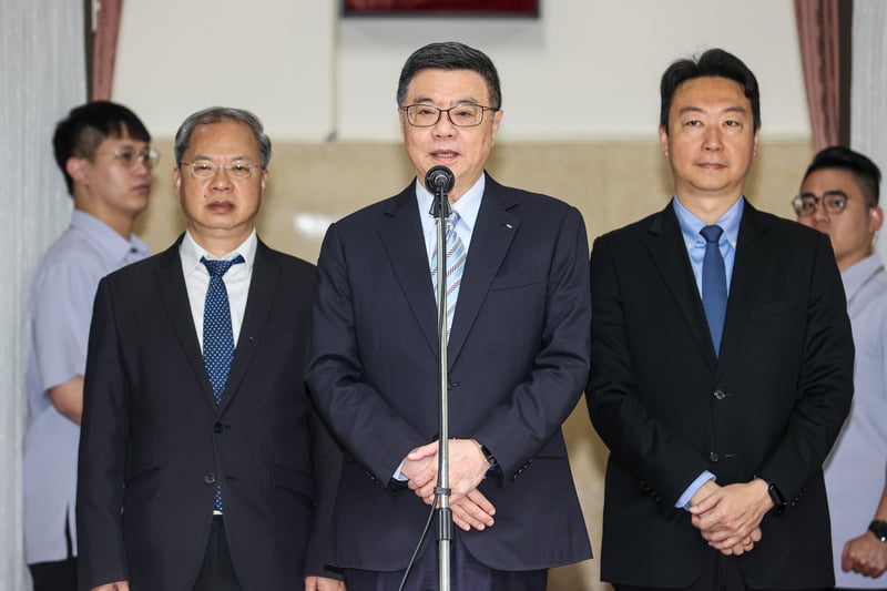 行政院長卓榮泰(前中)18日在立法院受訪表示,會讓大家更清楚內閣整體未來運作方向。中央社