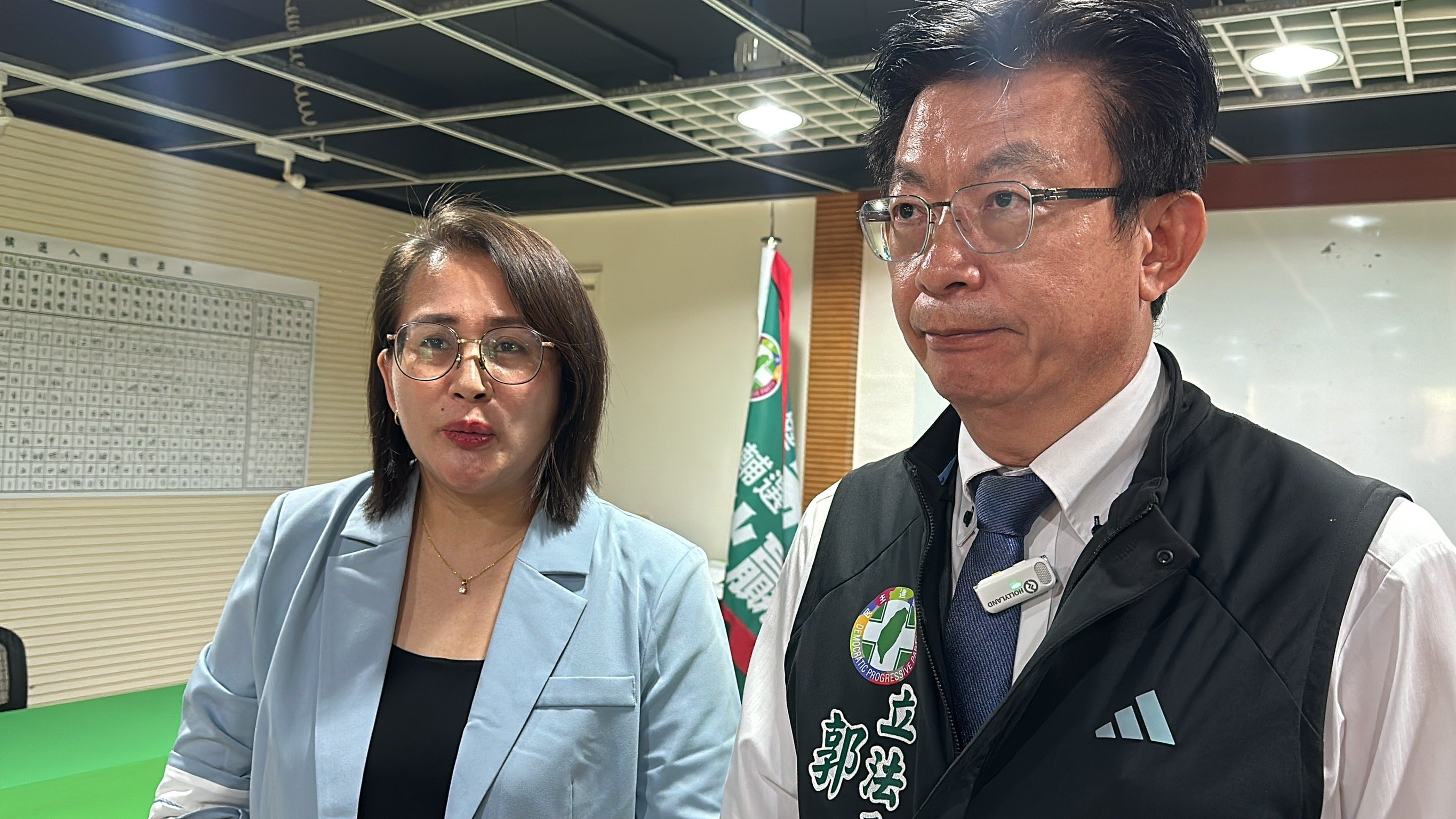 民進黨台南市黨部新任主委郭國文(右)宣布,由前市議員谷暮.哈就擔任黨部執行長。辛啓松攝