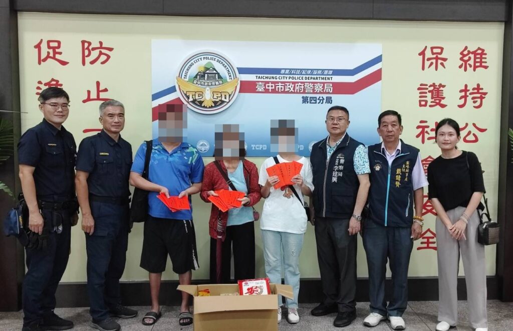 ▲圖說：第四分局長偕同善心人士攜來善款，助陷入困頓的陳男一家暫度難關 （圖／台中市政府提供）