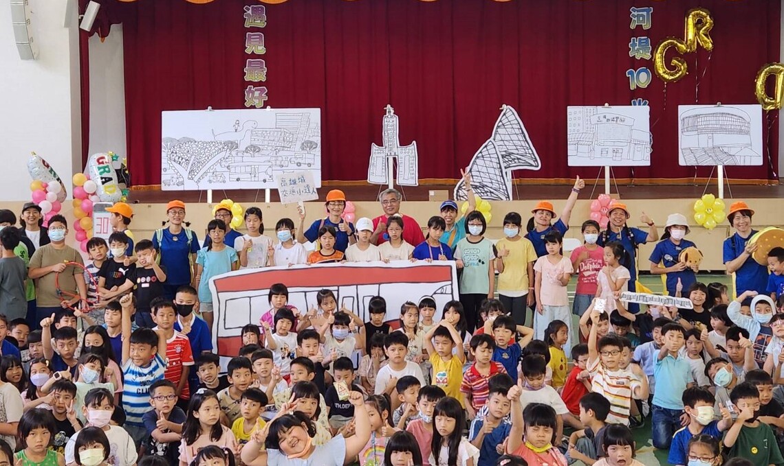 高市圖河堤分館將學生創作繪本變成行動劇 河堤國小學童從「高雄城交通小達人」習得交通安全知識