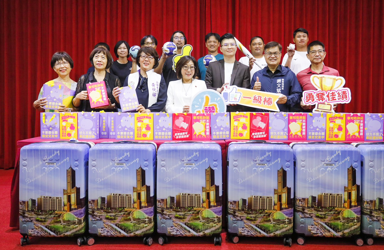 ▲在高雄市議會議長康裕成的媒合下,促成郡都集團捐贈師生50個印有高雄意象的行李箱,伴選手出國逐夢。(圖/郡都集團提供)