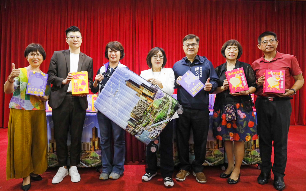 ▲在高雄市議會議長康裕成的媒合下，促成郡都集團捐贈師生50個印有高雄意象的行李箱，伴選手出國逐夢。（圖/郡都集團提供）