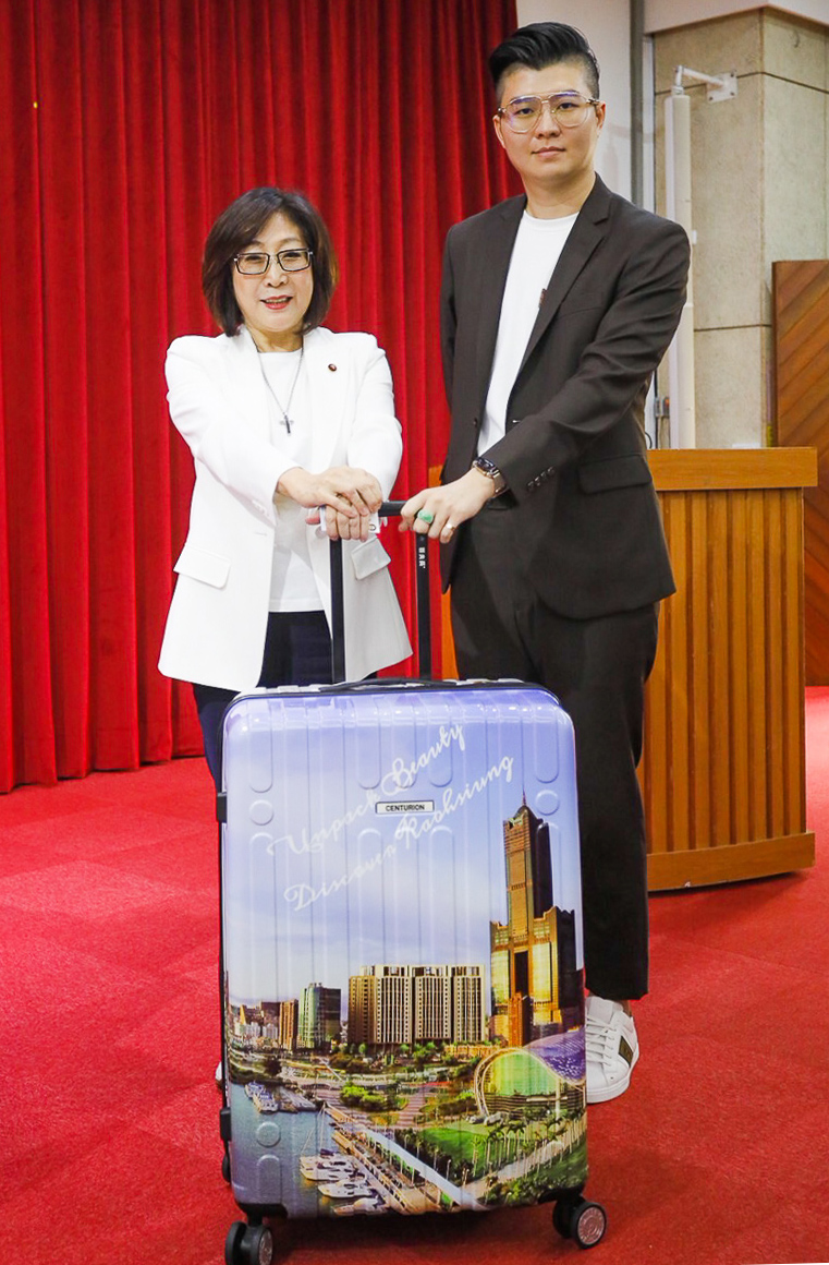 ▲高雄市議長康裕成(左)感謝郡都集團捐贈印有高雄意象的行李箱，不僅伴選手出國逐夢，更有助於城市體育的發展。（圖/郡都集團提供）