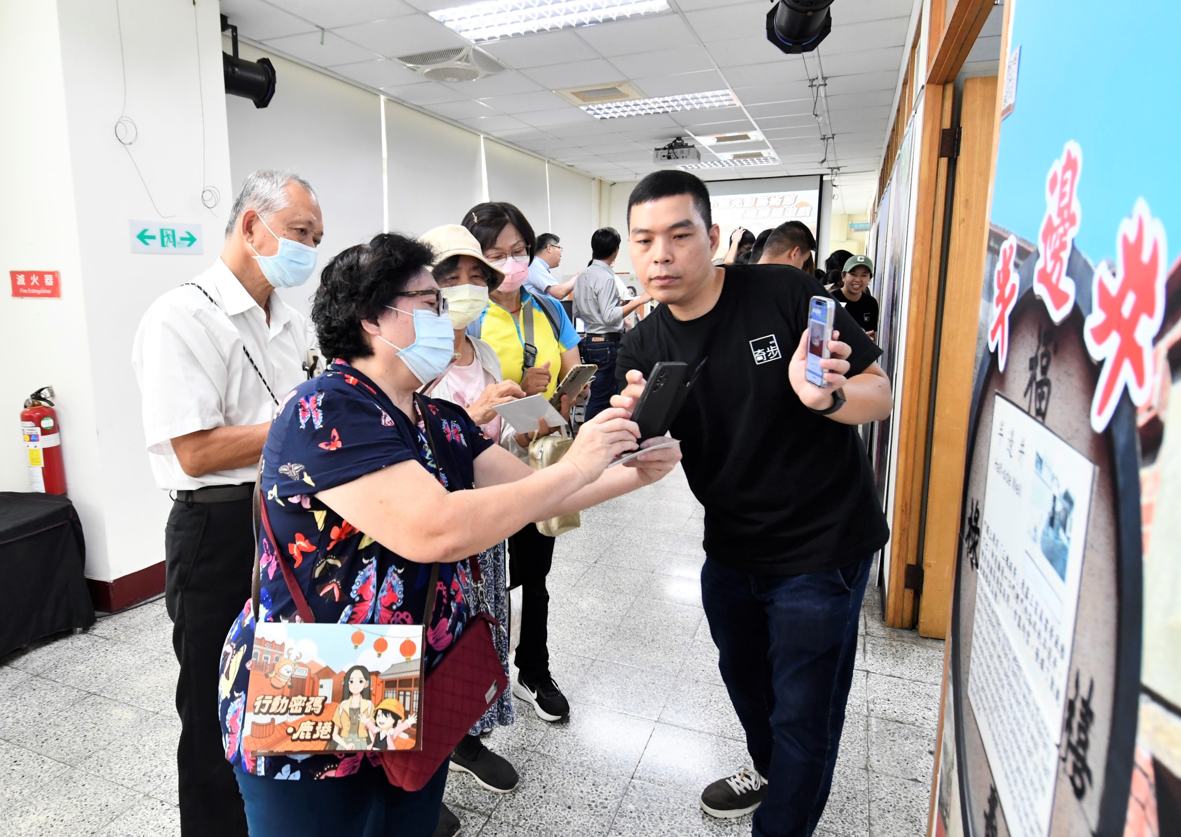 ▲彰化縣政府舉辦2024小鎮光影藝術節實境解謎遊戲「行動密碼‧鹿港」宣傳會，2024小鎮光影藝術節展期至8月4日，歡迎大家來鹿港玩解謎、尋找角落小夥伴。（記者張溎壕攝）