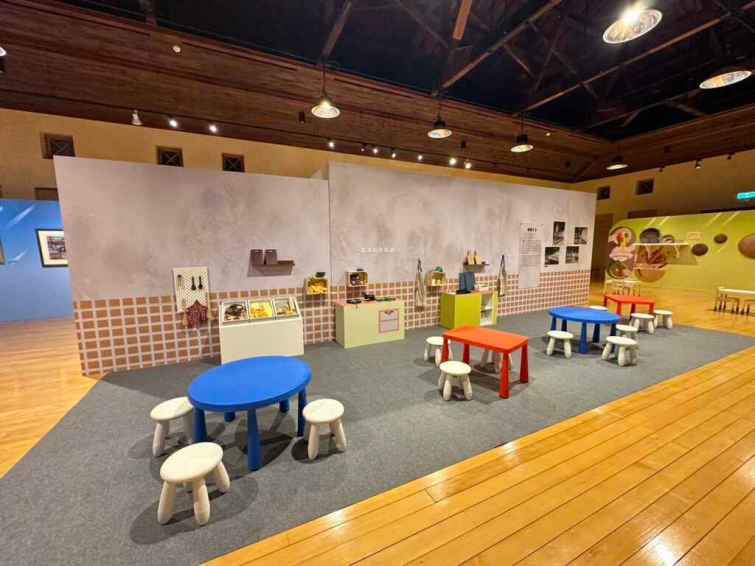 ▲「餐桌上的傳家寶」展示飲食器具的自然樸質之美，以及早期漢人與原住民的傳統飲食特色與工藝設計巧思。（屏東縣政府提供）