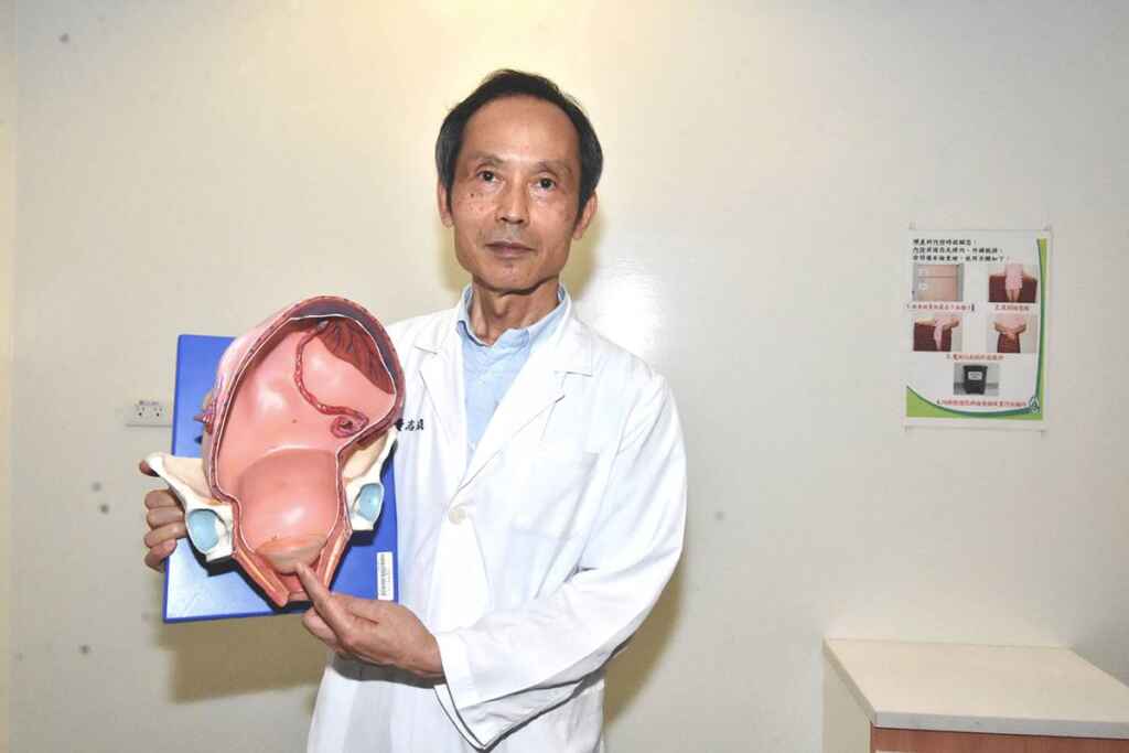 ▲黃志成醫師以懷孕子宮及骨盆模型剖面說明,婦女骨盆底是由數層肌肉層層疊疊乘載身體器官,若肌肉失去彈性或生產時肌肉受傷、斷裂而失去支撐力,骨盆就會變得鬆弛。(彰基醫院提供)