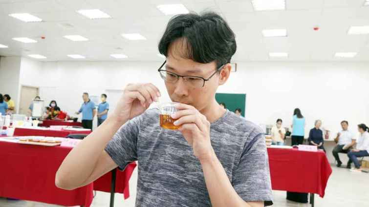 ▲評審農業部苗栗區農業改良場副研究員徐培修表示，通過評審最後決選出來的得獎蜂蜜，品質都非常優良，消費者不需要擔心真假蜂蜜的問題，大家可以放心選購通過蜂蜜評鑑的產品，品質絕對有保證。（記者林明佑攝）