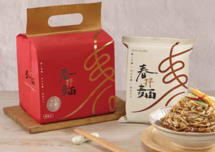 ▲春拌麵外包裝使用金紅色提袋設計，成為送禮佳品。（春拌麵品牌提供）