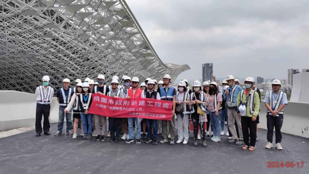 ▲桃市新工處參訪台中國際會展中心,讚 中市優良建設好標竿。(台中市政府提供)