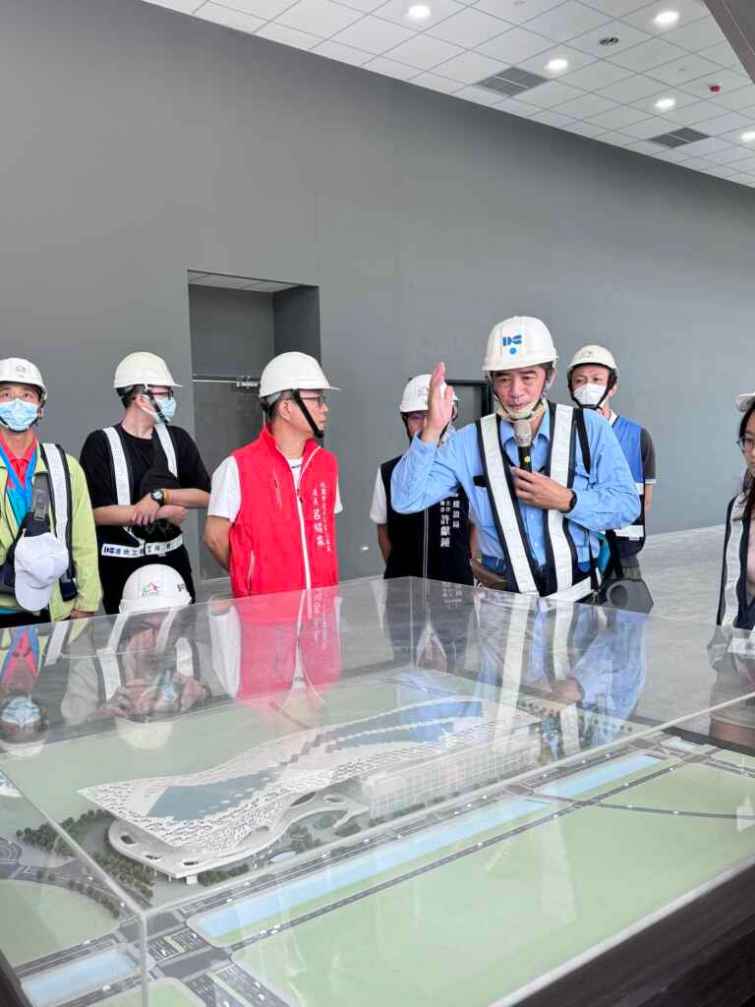 ▲會展中心施工團隊介紹整體建築特點。（台中市政府提供）