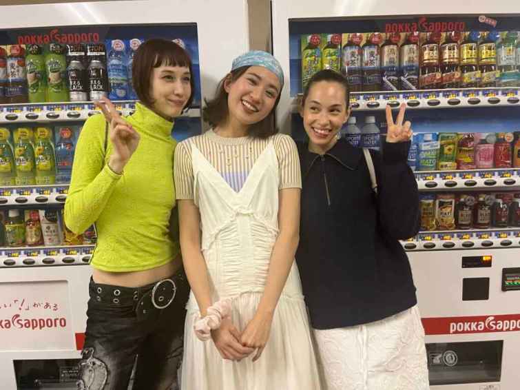 ▲9m88(中)東京惠比壽花園爵士音樂節開唱讓日本超模水原希子、水原佑果姐妹前來捧場。（爵士寶貝提供）