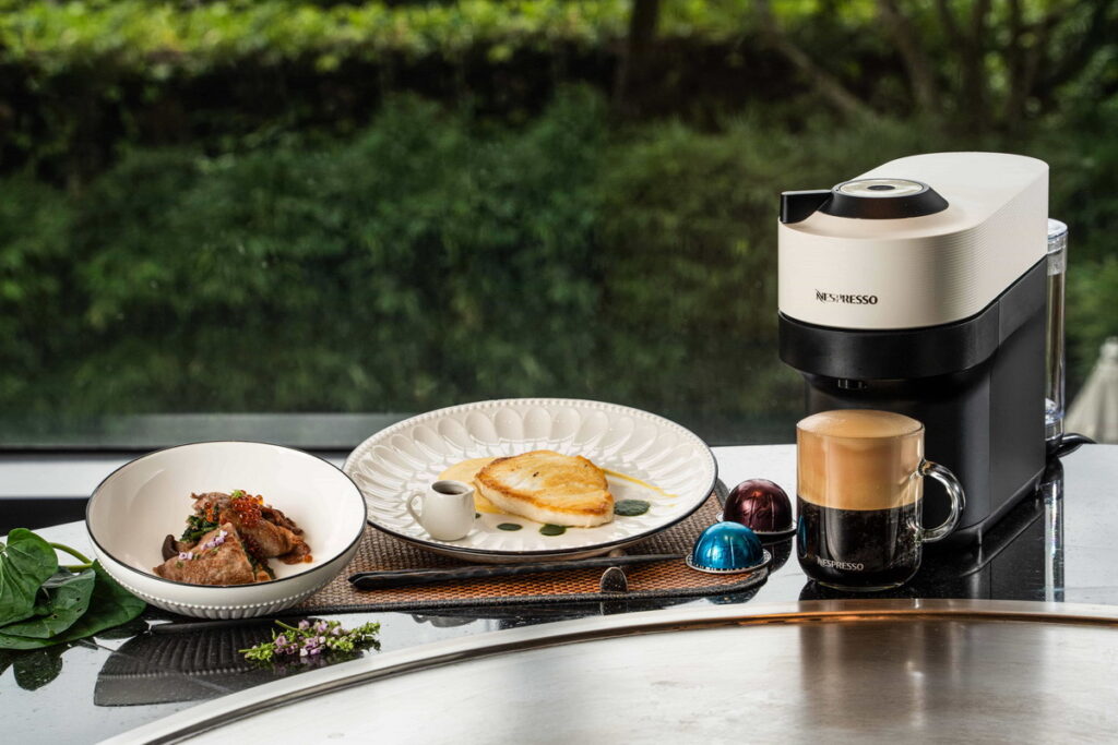 雲品推出「雙薯鮮魚」與「A5和牛卷」,使用Nespresso咖啡渣種植有機地瓜葉及空心菜入菜,感受主廚獨具匠心的料理精神