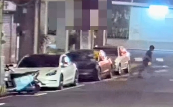 路邊停車遭不明男子毀損並被潑灑黃色油漆。(記者黃荷琇 翻攝)