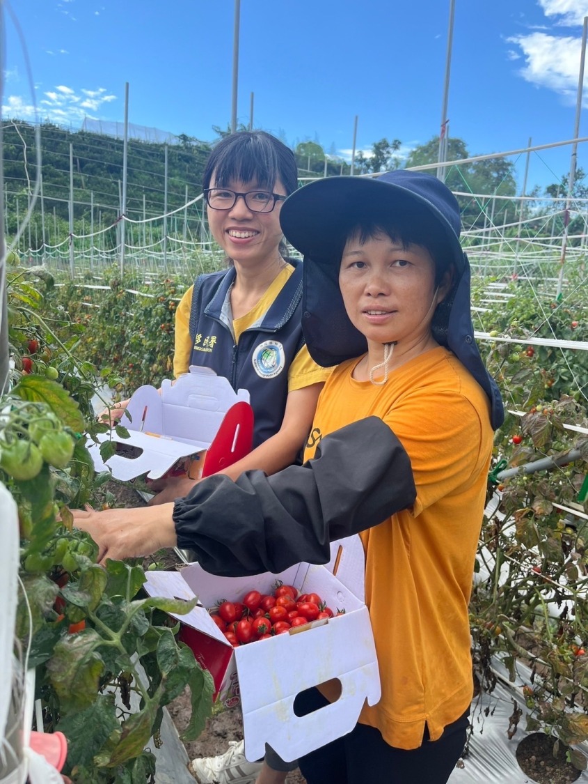 移民署苗栗縣服務站拜訪第10屆築夢計畫獲獎者林芬。(記者 張艷君翻攝)