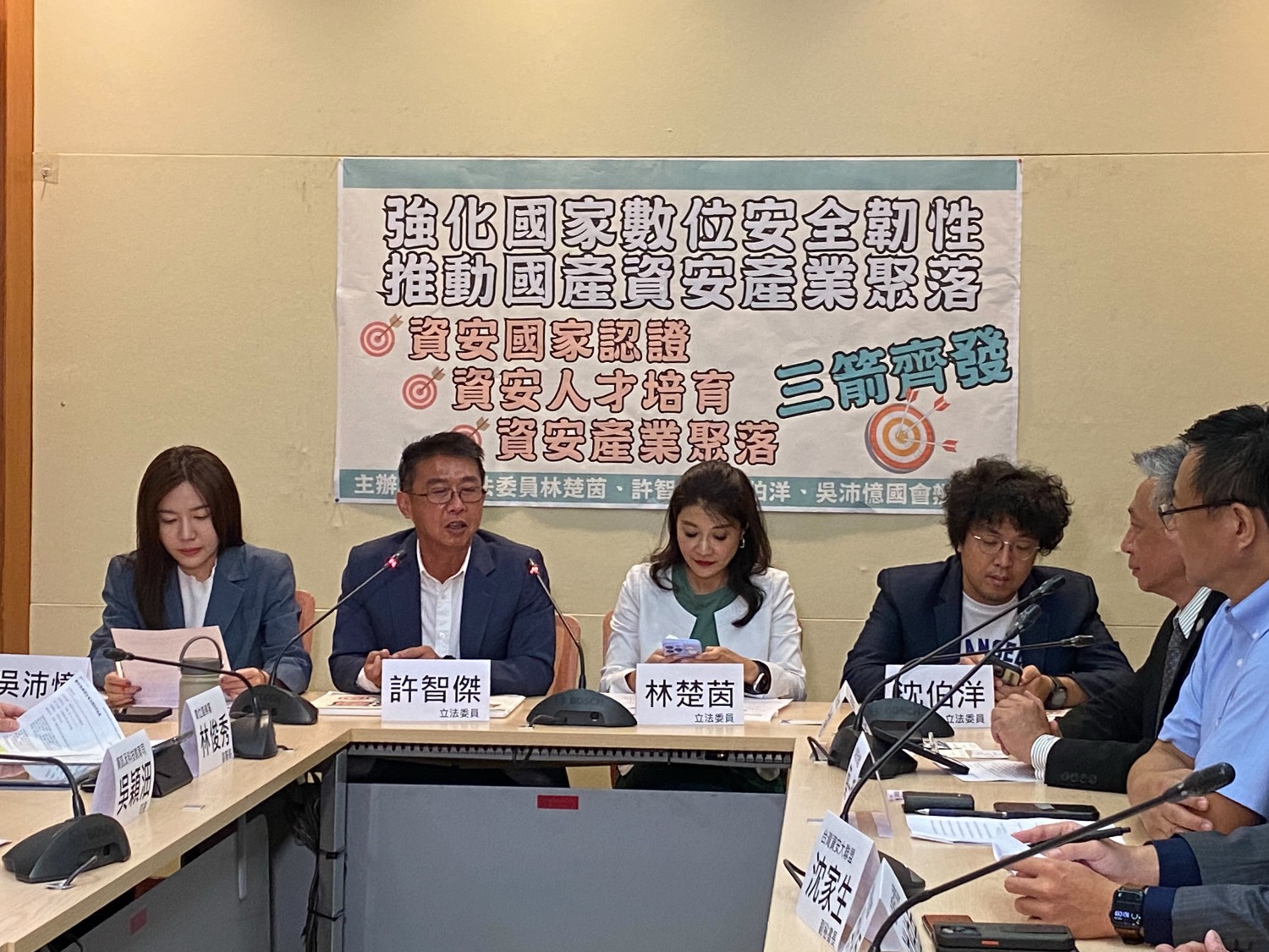 許智傑表示,未來希望台灣能有AI亞洲數位樞紐中心,不要被新加坡超越。(記者包克明 攝)