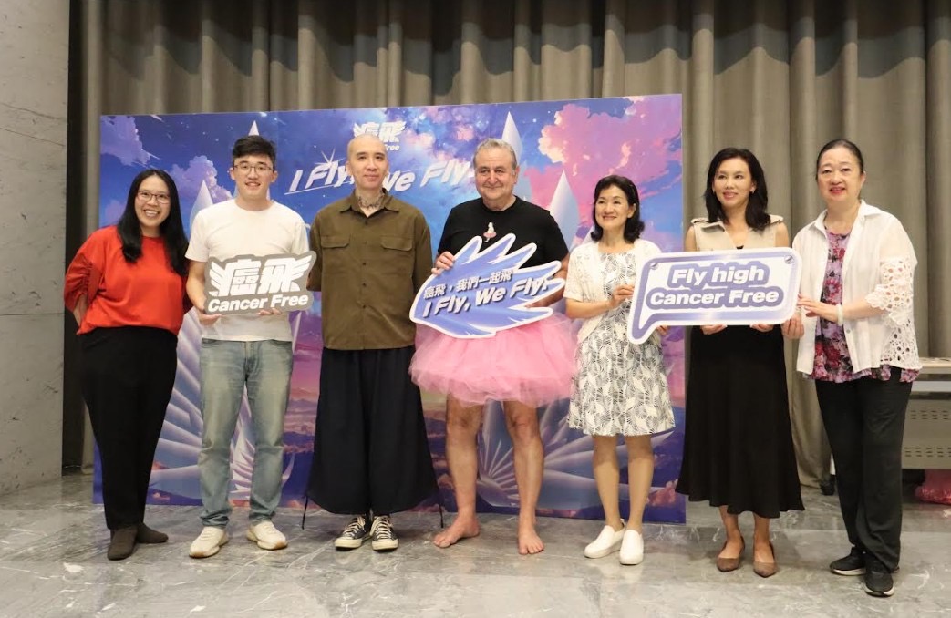 精拓生技人資長洪麗惠(左一)、作家H(左三)、Bob Carey(中)、癌症關懷基金會 執行長黃翠華(右三)、AIT美國在台協會商務組 Grace Tao(右二)等貴賓出席。(圖/癌飛提供)