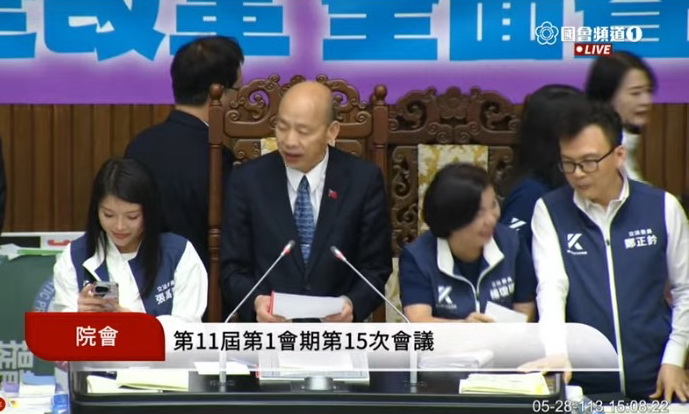 鄭正鈐(右)曾在新竹市議會擔任市議員,問政風格溫和理性,據理力爭。(國會頻道)