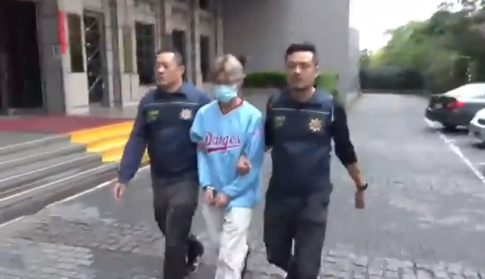 警方移送港籍劉男。(記者徐煜勝翻攝)