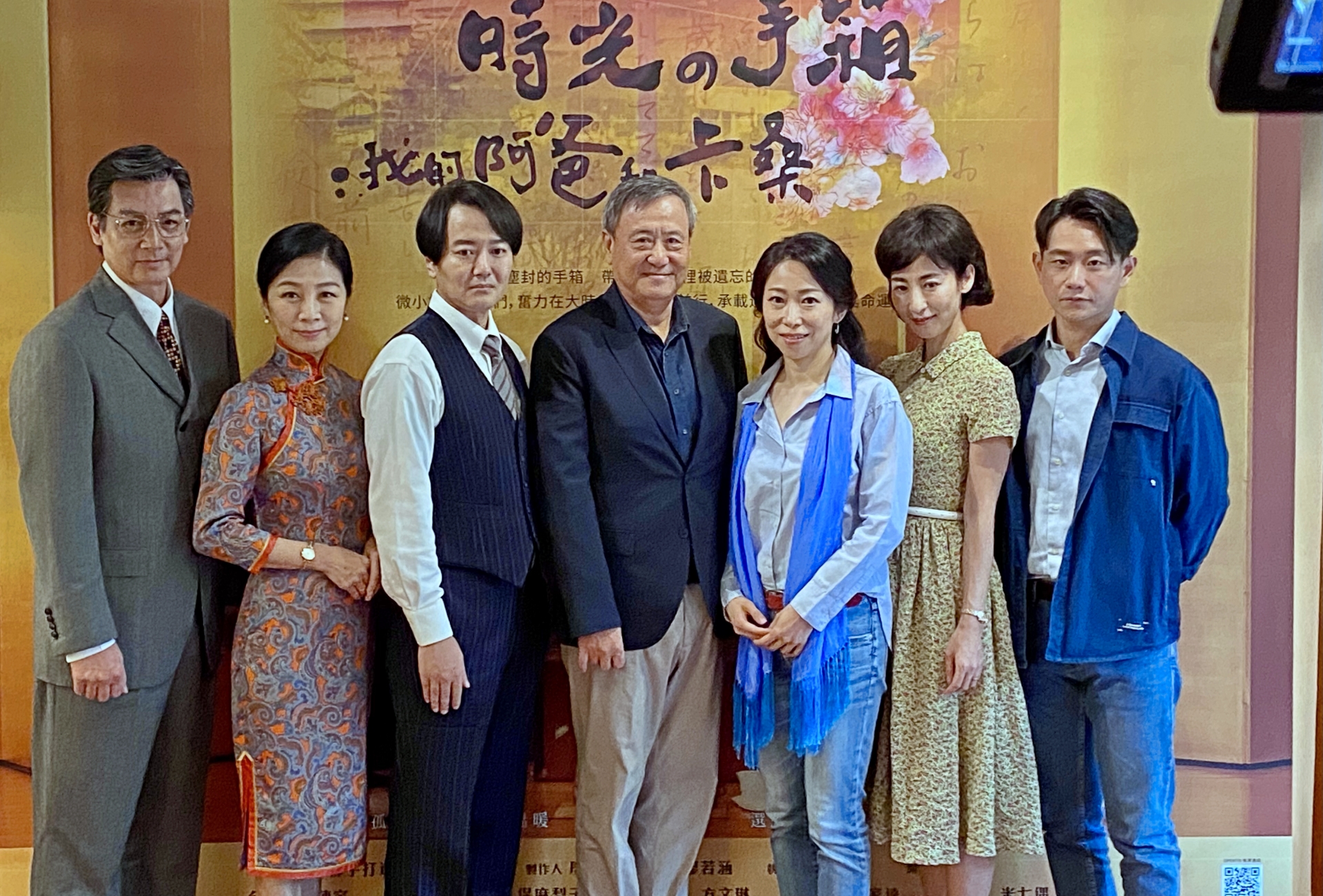 李崗(中)監製的舞台劇《時光の手箱:我的阿爸和卡桑》改編自一青妙(右3)自傳小說,由伊正(左起)、方文琳、蔭山征彥、大久保麻梨子(右2)、與陳家逵(右1)演出。圖/田瑜萍攝