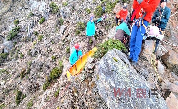 同伴呼喊無回應! 山友登玉山主峰摔落邊坡請求救援