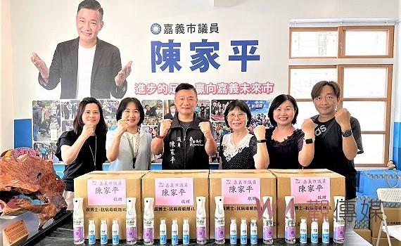 共同抗疫保護孩童 陳家平致送抗病毒噴劑