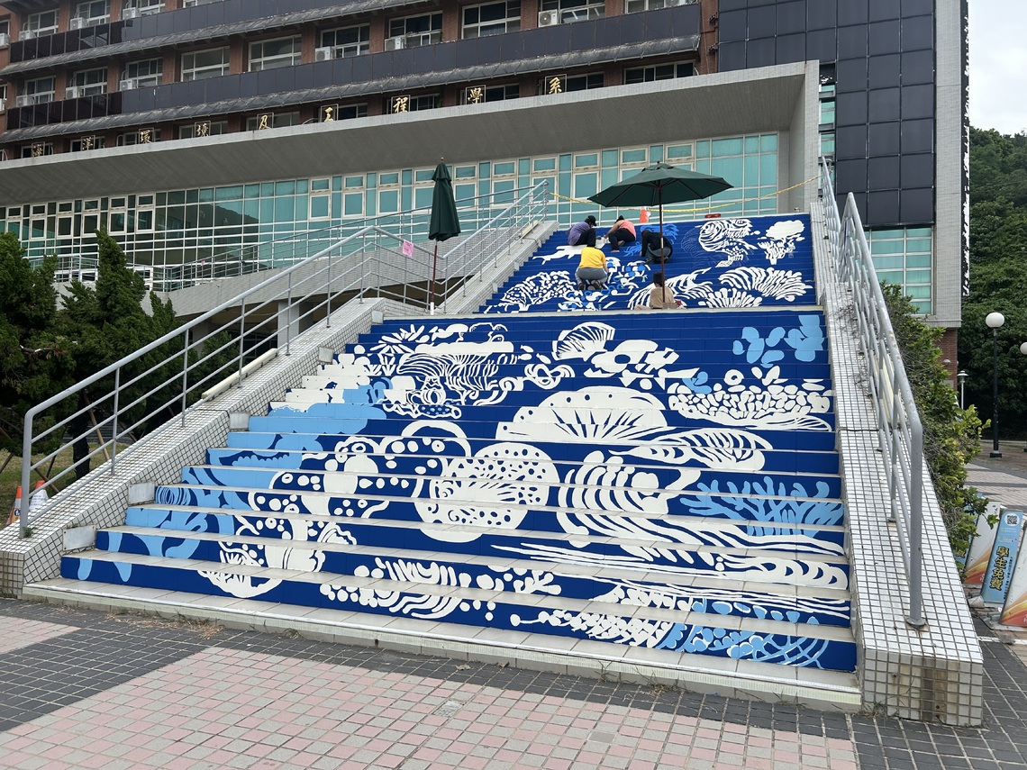 漾新聞|中山大學階梯彩繪海洋地景「人生海海」成西子灣打卡新地標