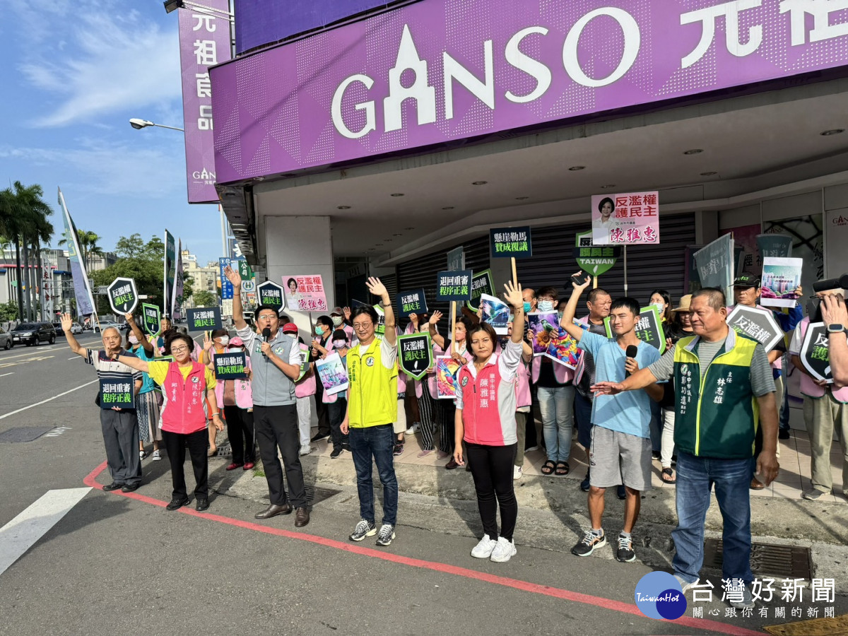 中市進黨議員站路口籲「反濫權護民主」