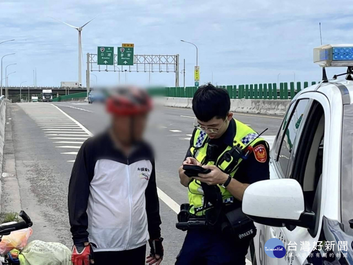來自國外的8旬鐵馬騎士誤闖快速道，員警及時到場解圍／