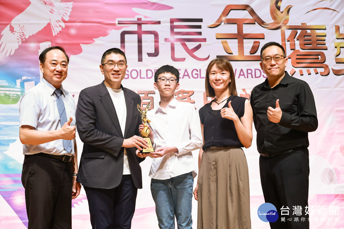 孩子是未來的菁英！謝國樑親頒金鷹獎　鼓勵學子振翼高飛