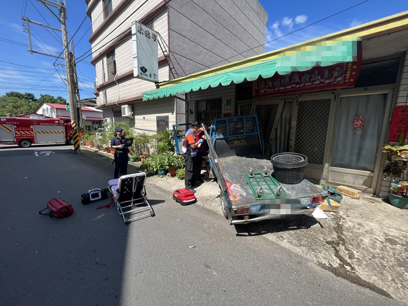 ▲台南2車相撞衝民宅!發財車上80旬男女掛彩送醫(圖/記者王俊勝 翻攝)