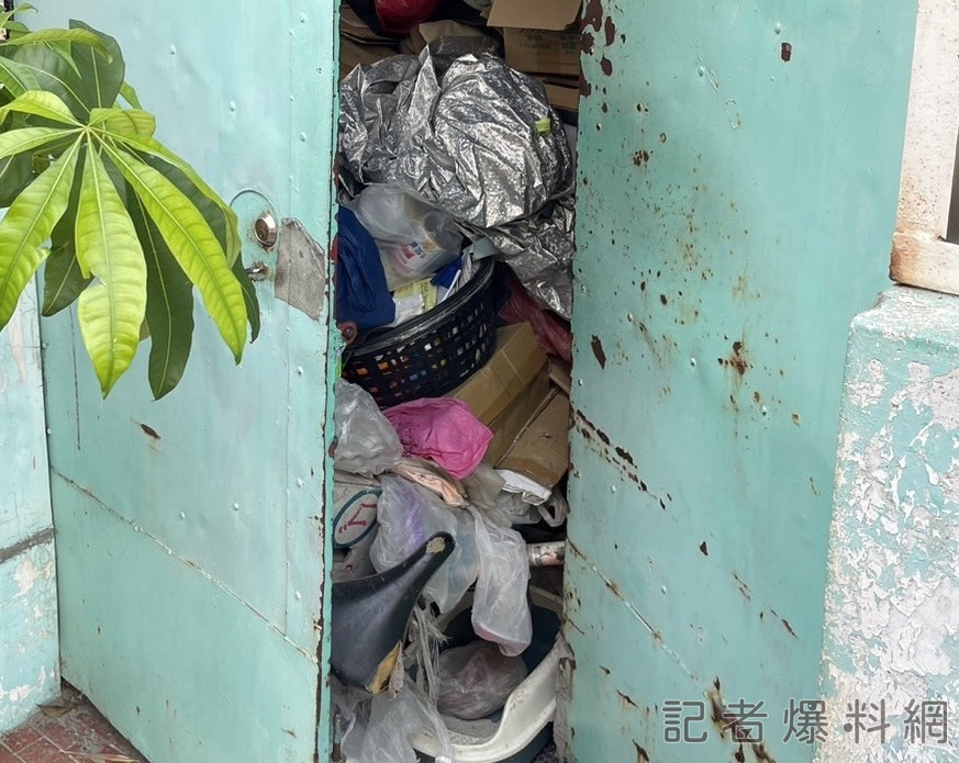 ▲門口堆積雜物,無法出入。(圖/民眾提供)