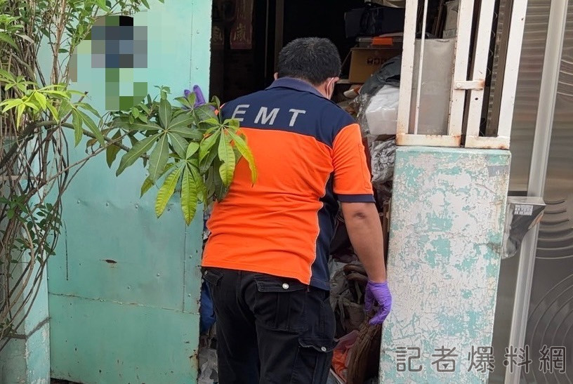 ▲救護人員無法推擔架進屋。（圖／民眾提供）