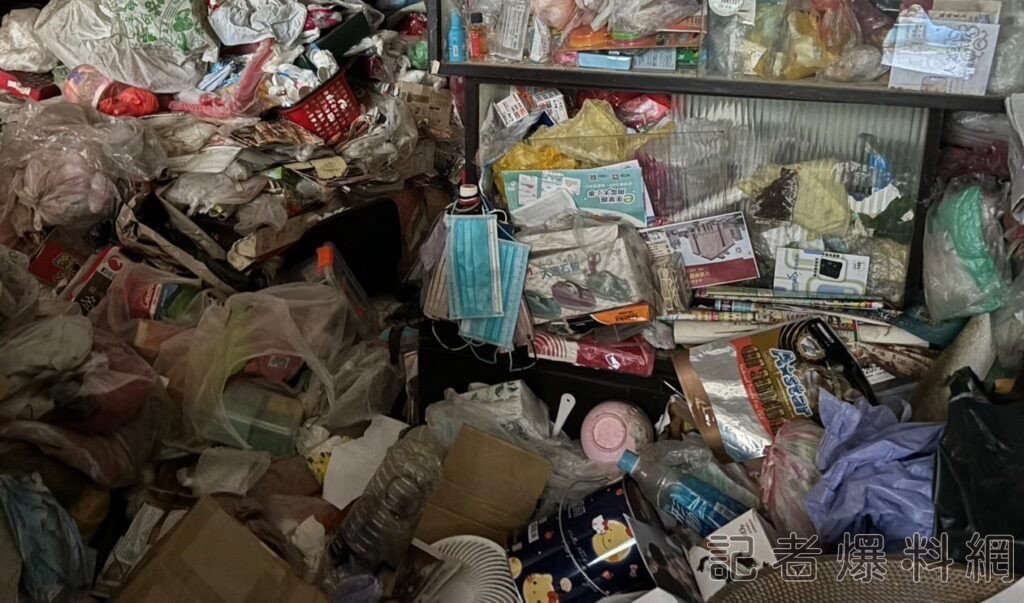▲屋內堆滿雜物無法進出。（圖／民眾提供）