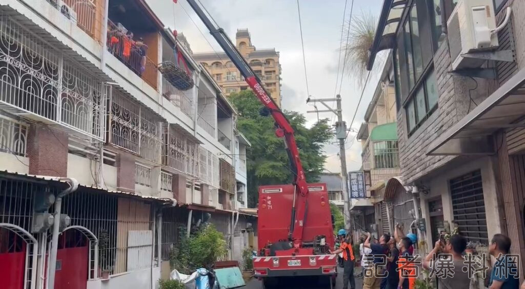 ▲警消將男子吊掛到平面後送醫。（圖／民眾提供）