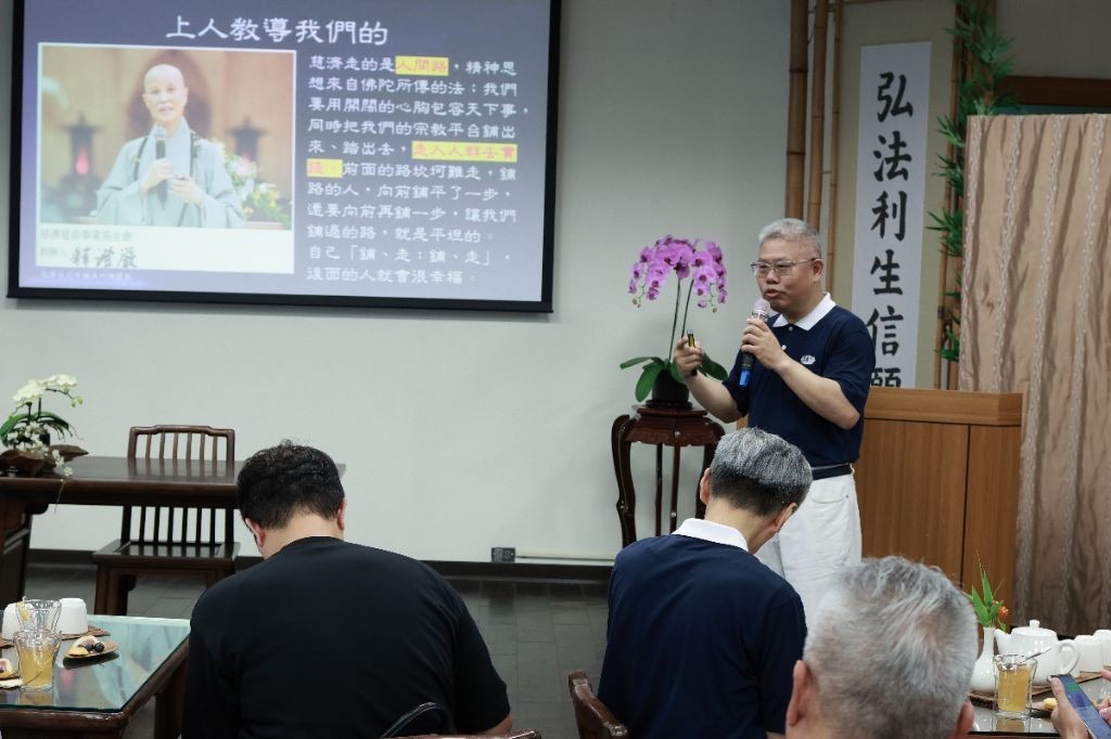 慈濟志工洪易辰強調,送輔具不僅是送物資,更是傳遞愛心和祝福。