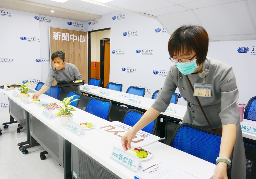記者會的背後,人文室葉璧禎主任(左一)扮演了重要的角色。