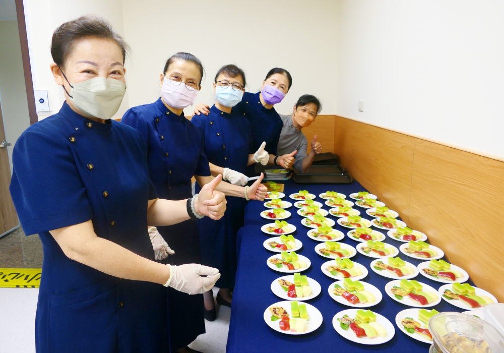 懿德媽媽們會場上準備點心、咖啡,溫暖大家的心田。