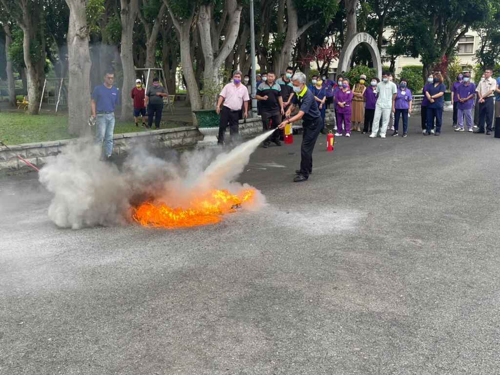 ▲中彰榮家為守護住民安全,近日辦理複合型防災演練,讓參與訓練人員皆能對防災意識有更深刻的體驗和記憶,有效防災於未然。(中彰榮譽國民之家提供)