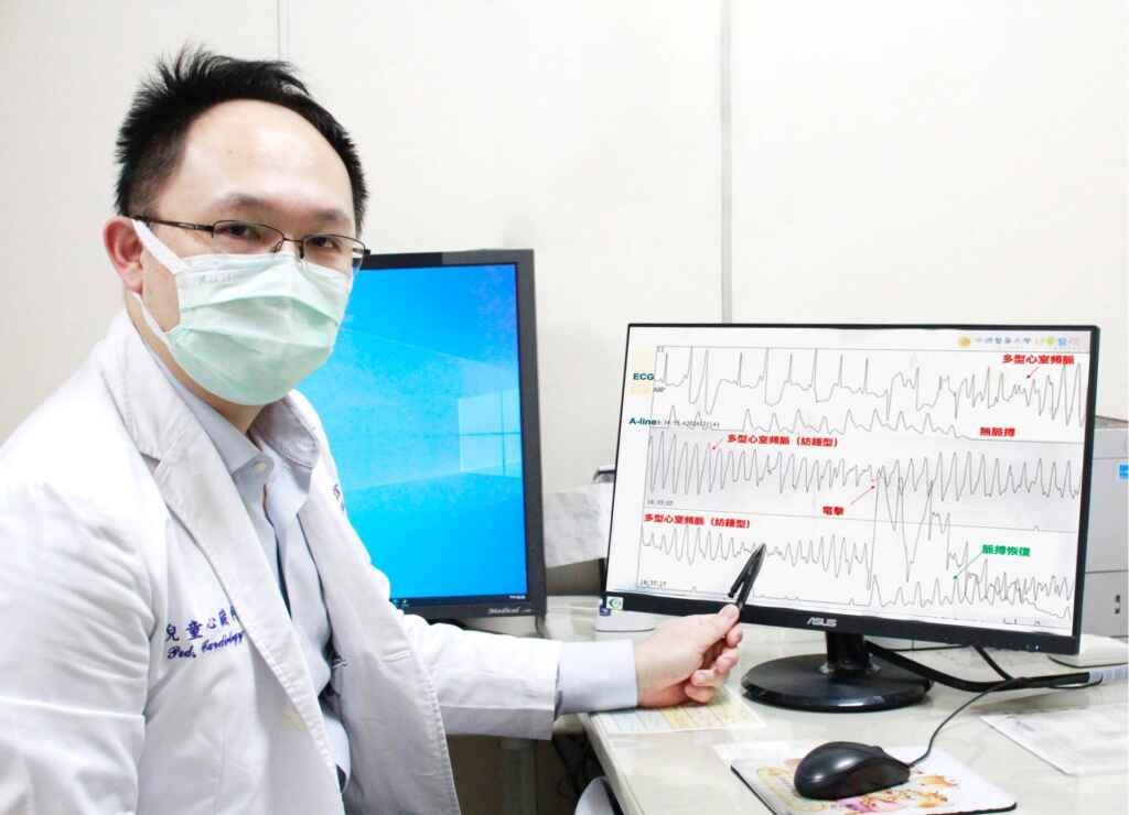 ▲小涵因抽搐時間過長且未自行甦醒被緊急送醫,入院後被診斷為長QT症候群誘發連續不斷的多型性心室頻脈,每次電擊後不到5分鐘又再次發作,長達40分鐘,緊急安裝葉克膜,並放置右心室導線進行過速激發,經15次電擊才穩定狀況。(中醫大兒醫提供)