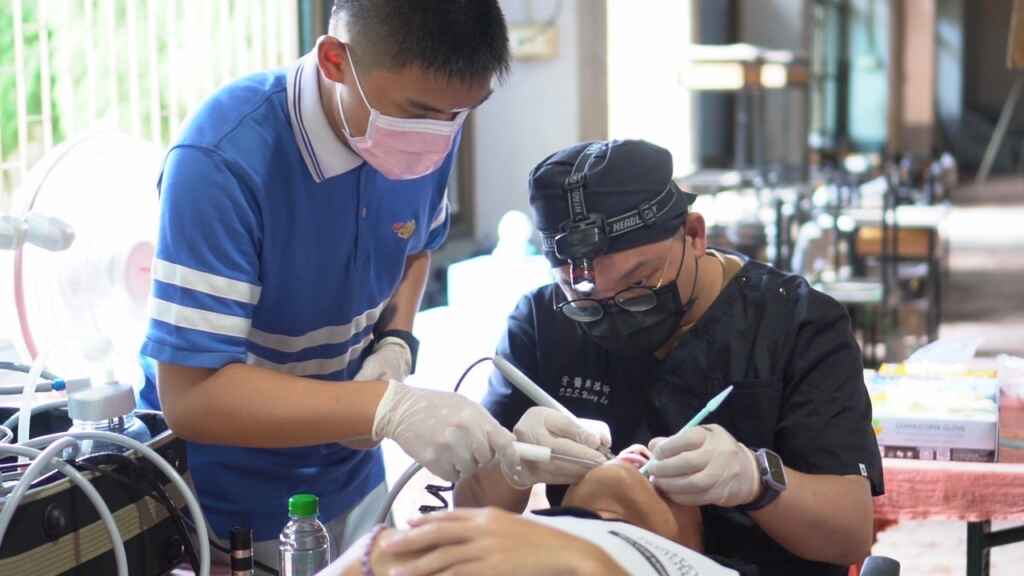 ▲參加泰北服務學習團的呂昕,現在已是執業牙醫。今年,他再次跟隨團隊回到泰北進行牙醫義診,並帶領明道中學學弟妹擔任牙助與衛教志工。(明道中學提供)