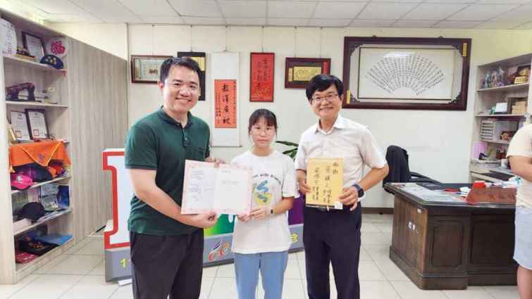 ▲蔡博宇董事長捐贈父親奠儀3萬元給母校校務發展基金，校長也利用今天頒發領據和感謝狀，感恩父子兩人持續對母校的支持和學弟妹的照顧。（埔心國中提供）
