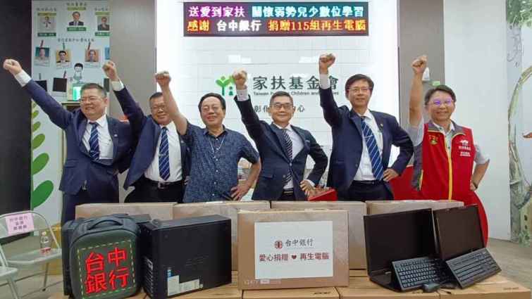 ▲彰化家扶扶幼主委辜福榮表示，您們都是孩子們的超人叔叔，謝謝大家對家扶孩子們的關心，家扶兒們一定可以降低城鄉差距，並提升他們的數位學習能力！（彰化家扶中心提供）