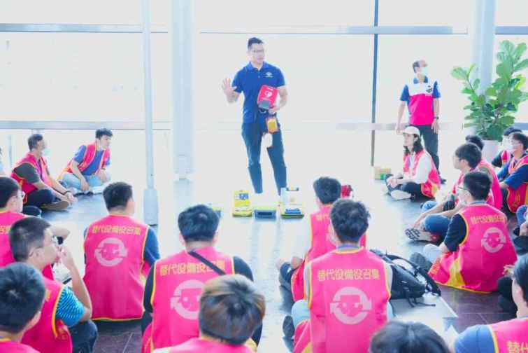 ▲AED之運用及操作演練。（記者廖妙茜翻攝）
